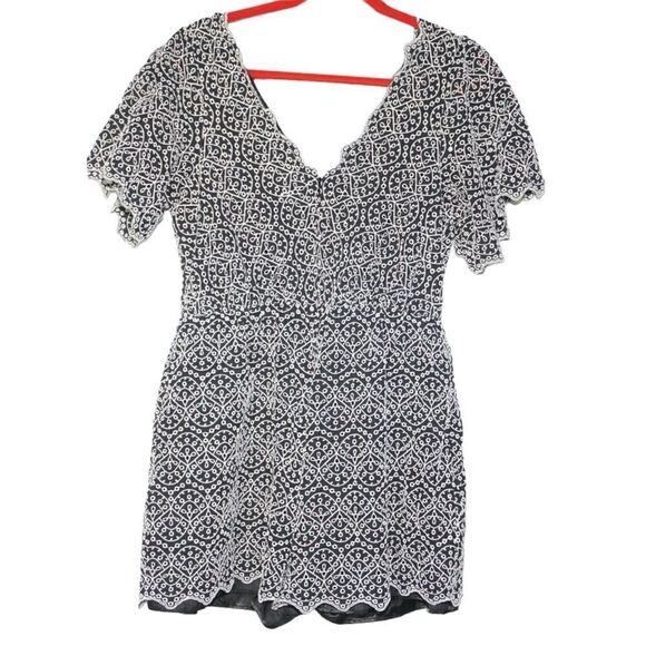 Express Scalloped and Embroidered Black/White Eyelet Romper, Lage - Picture 5 of 7